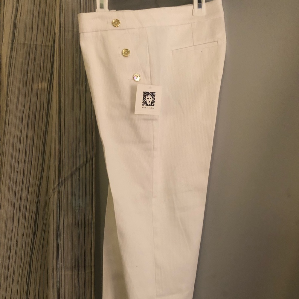 NWT! Anne Klein 6P White trouser with gold buttons